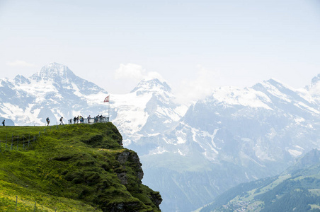 徒步旅行者瑞士山顶上