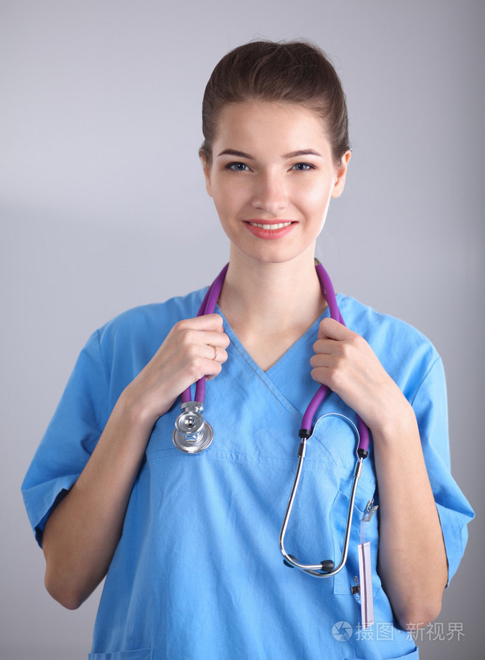 快乐成功年轻女医生拿听诊器的肖像