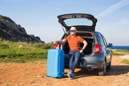 旅游 度假 夏天旅行和人们观念的人去度假，在汽车后备箱的行李箱