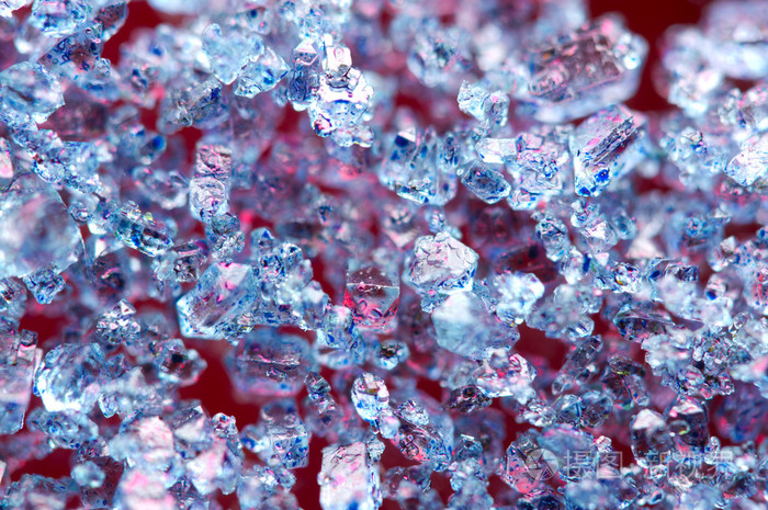 红色背景上的蓝色晶体宏观