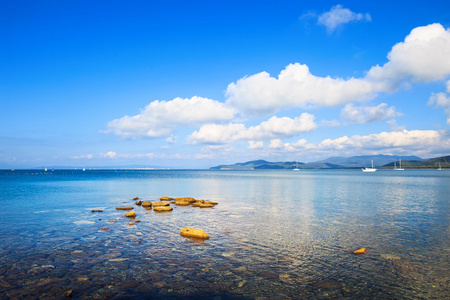 岩石和游艇在海上的海湾。蓬塔 Ala，托斯卡纳，意大利