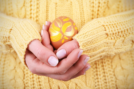 女性手里拿着复活节彩蛋，特写视图