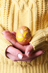 女性手里拿着复活节彩蛋，特写视图