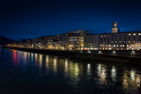 Salzach 河夜间射击从旧桥