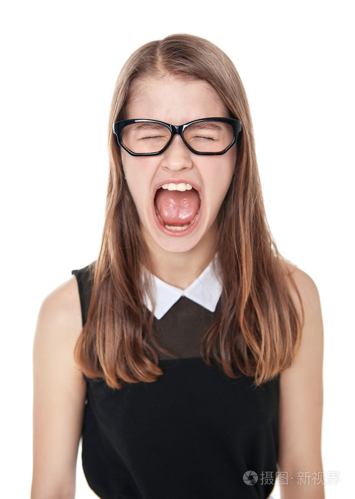 生气的年轻少女尖叫孤立