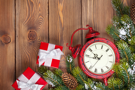 圣诞节背景与时钟 礼品盒和雪杉