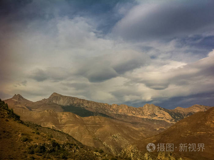 不寻常的云彩，翻山越岭