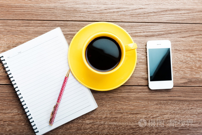 手机和咖啡杯