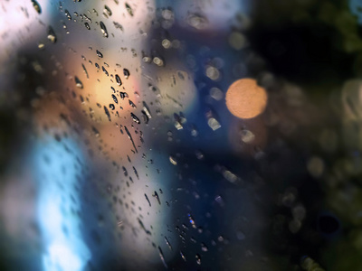 抽象的图像雨滴在镜子上晚上