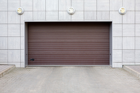 石头车库关闭的车库门照片