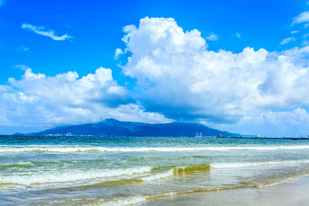 蓝蓝的天空和海滩在越南