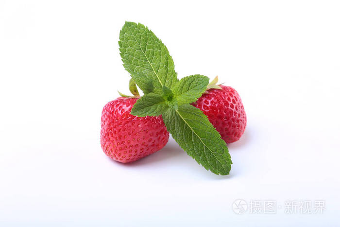 新鲜草莓和薄荷叶白色背景上分离.选择性的焦点