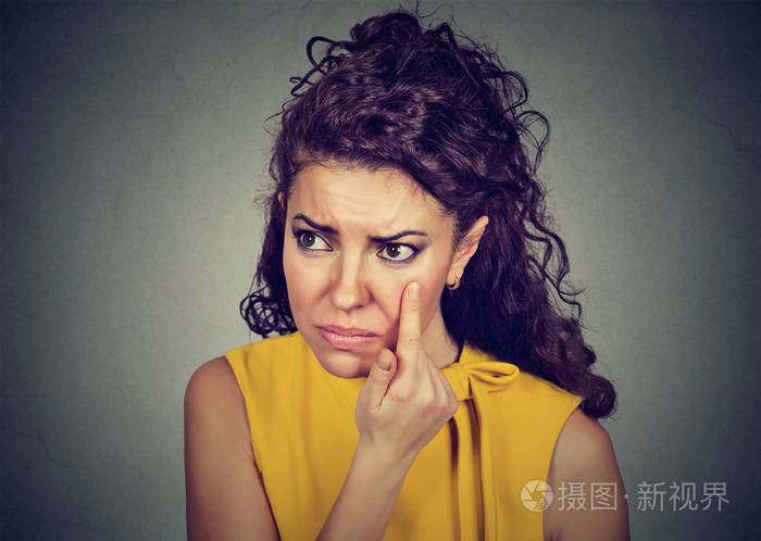 拉下眼睑检查在明天看她眼睛感到不适的年轻女人都有黑眼圈