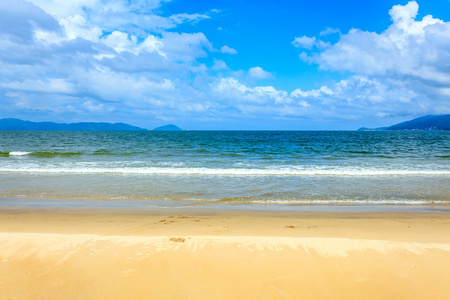 蓝蓝的天空和海滩在越南