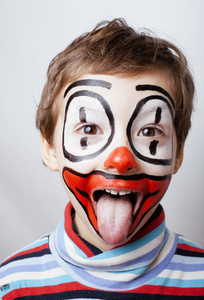 像小丑，哑剧表达 facepaint 的小可爱真正男孩