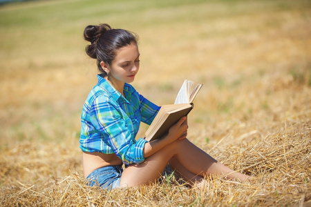 在小麦拿书的女孩