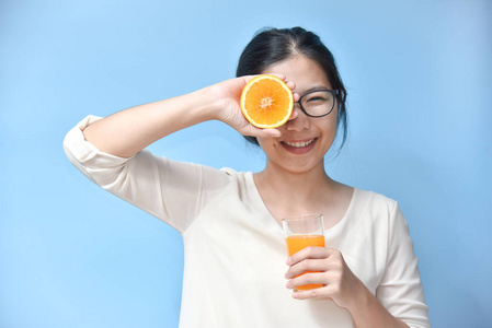 女人抱着切橙上她眼用橙汁