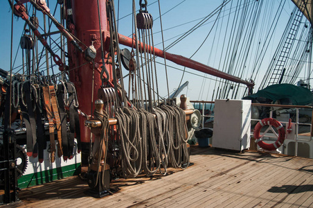 Sailsboat 甲板与桅杆和索具