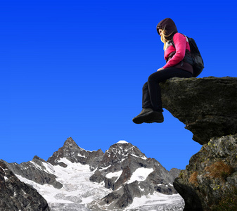女孩坐在一个岩石瑞士的阿尔卑斯山，欧洲