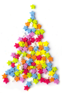 新的一年的毛皮树白色背景上的小明星纸屑