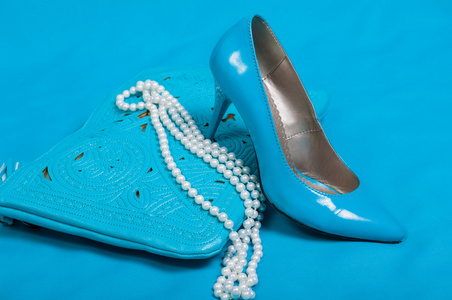 漂亮的蓝色鞋和手袋，珍珠