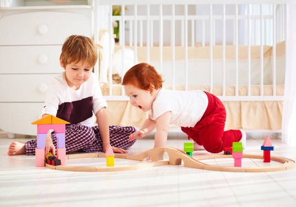 快乐的孩子，兄弟及木制玩具铁路苗圃房间里玩