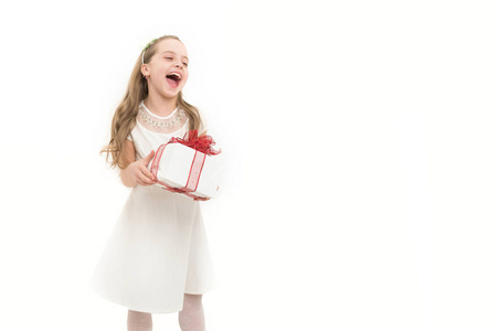 小女孩穿着红色蝴蝶结的礼品盒