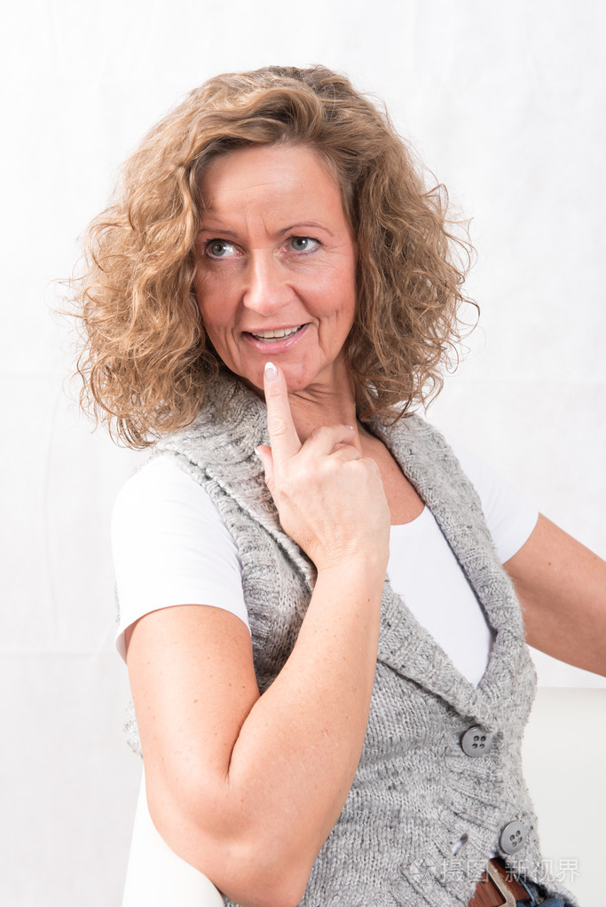 坚强微笑的女人的肖像