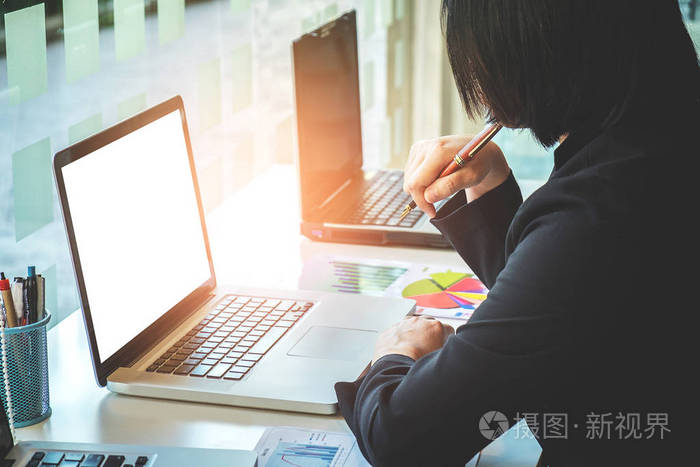 商业女性工作笔记本电脑连接网络概念与