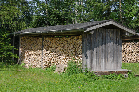 风化的木棚与堆积木柴