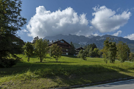 秋季 corso 意大利，居住区与草甸和山，白云石 阿尔卑斯山，威尼托镇科尔蒂纳丹佩佐