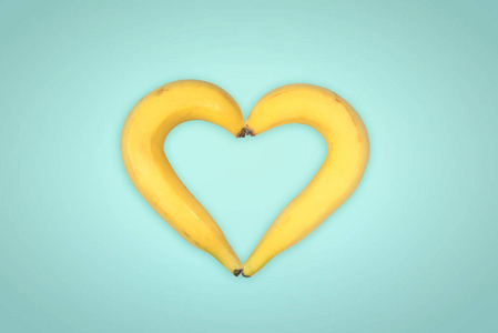 心形白色背景上的两个香蕉