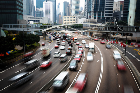 繁忙的城市街道人民在斑马线上香港繁忙的街道愤怒的年轻的自行车呼喊