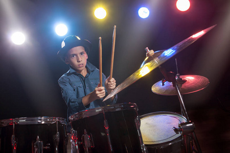 鼓手男孩图片