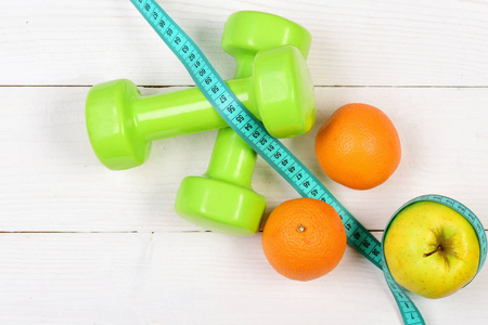 苹果，橙卷尺 饮食概念的重量哑铃