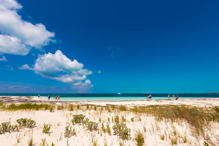 沙滩海滩天堂古巴长岛岛。复制文本的空间