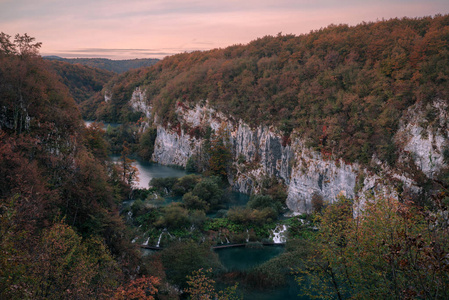 克罗地亚。十六。更低的湖降低湖泊在秋天的早晨