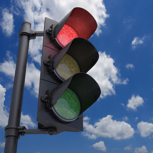 交通灯在湛蓝的天空，只有上的红色指示灯