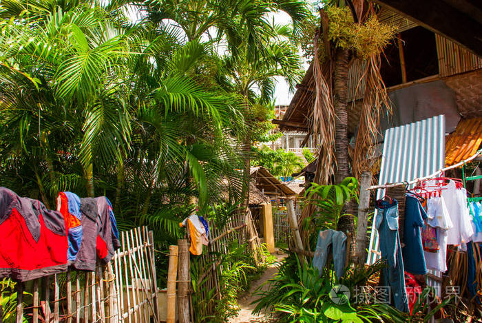 与许多干衣服在 apo 岛,菲律宾农村房子