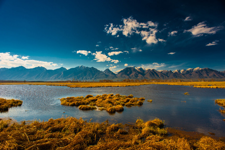 美丽的春天景观的西萨彦岭山脉照片
