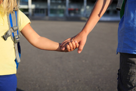 男孩女孩手牵手图片