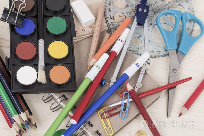 回到学校模板与多个文具木制的桌子上