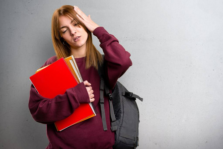 沮丧的学生在灰色的背景上的女人