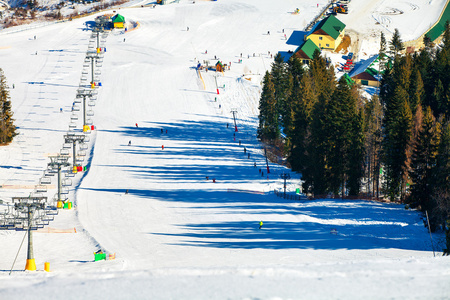 美丽的冬天山上，滑雪度假村