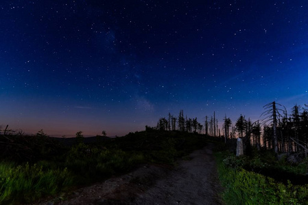 夜晚星空与可见的银河星系