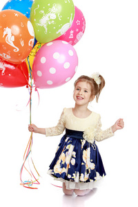 快乐的小女孩抱着一大气球图片