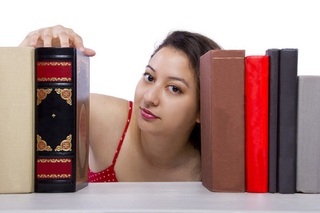 女人看书从书架上