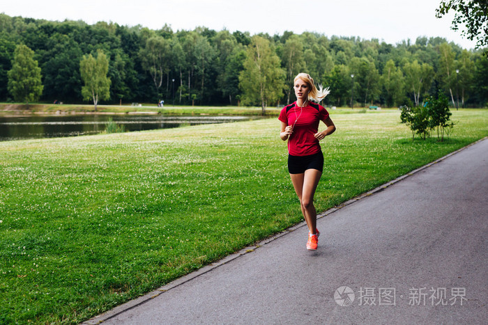 女人在公园里慢跑