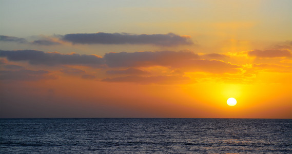 橙色和黄色的夕阳