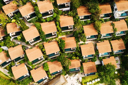 夏天的豪华别墅屋顶的俯视图.在热带小岛上的假期.